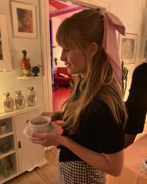 Klara Kristin Instagram - Thank u @claraalmaogco for making me look cute 🎀 #60s for ever.
Thank u @sophiebillebrahe for making me glitter & @caroeditions for the bow 💗 

The look was for my album release ☕️ #tiramisufortwo For listen link in bio 💋