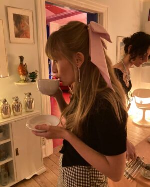 Klara Kristin Instagram - Thank u @claraalmaogco for making me look cute 🎀 #60s for ever.
Thank u @sophiebillebrahe for making me glitter & @caroeditions for the bow 💗 

The look was for my album release ☕️ #tiramisufortwo For listen link in bio 💋