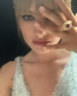 Klara Kristin Instagram - Congratulations @francescaamfitheatrof @louisvuitton for another magic high jewerly collection. Thank you @ashleybrokaw for having me on this beautiful show. Thank you @marieameliesauve for putting me in baby blue dress and letting my fringe live. You’re the best. Loved to see @damienboissinothair @hiromi_ueda @patrizia_pilotti and the rest og the team. 

Not to forget to thank for the sparkling dresses and fab pants, that made us all feel so good by the one and only @nicolasghesquiere 

From the Fura mines in Mozambique these exclusive pink rubys are brought to us. Apparently this kind of ruby has never been found here and specialists say that they might have travelled through subterranean sea from another continent. 

Awakened hands awakened minds 
#lvhighjewelry #lvruby #lvsplendor