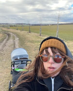 Klára Vytisková Instagram - Cesty, yeah! Jedno z velkých témat, ve kterym se teď koupu, píšu text, písničku... Touhle cestou jezdim s Alfem pravidelně každý týden. Na jedný straně koukám na Prahu, na druhý vidím Říp. Moje cesta má město i vesnici, moje cesta bez očekávání a v chůzi se začíná odrážet lehkost, jakou jsem nikdy dřív neměla a nese i mnoho dalšího… Občas se ptáme jaká je moje cesta? Kudy mám jít? Co je můj cíl? A možná, že cíl je jen tak jít…
P.s.:Dneska je vítr, jako bych chodila po pláži v Portugalsku, lovit❤️