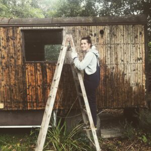 Klára Vytisková Instagram - Projekt #maringotka stále v procesu a montérky jsou moje nový black tie❤️