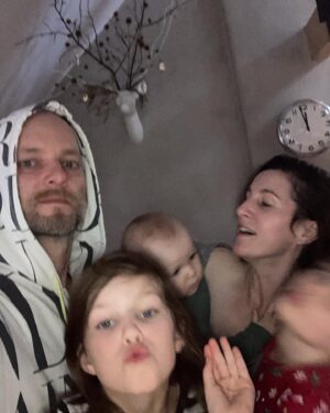 Klára Vytisková Instagram - Speciání edice z naší Vánoční série, dokonalost nula, lásky moře❤️ teď už koukáme na Sám doma💫 Přejeme krásný svátky🎉 A nezapomeňte, že naklizená domácnost je známkou promarněného života❤️ Love K R E O A @romanvicha