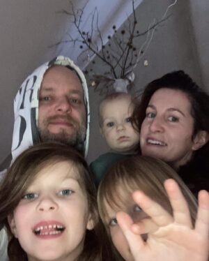 Klára Vytisková Instagram - Speciání edice z naší Vánoční série, dokonalost nula, lásky moře❤️ teď už koukáme na Sám doma💫 Přejeme krásný svátky🎉 A nezapomeňte, že naklizená domácnost je známkou promarněného života❤️ Love K R E O A @romanvicha