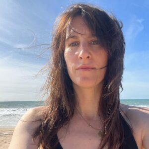 Klára Vytisková Instagram - Klara em Portugal🧚‍♀️💋
Potřebovala jsem vyčistit hlavu, navštívit svojí milovanou kamarádku Káču, pít dobrej bylinkovej čaj a fantastický červený víno i pivo:) nechat si vařit večeře a chodit do nejvíc lokál podniků na nejlepší jídlo, obejít sekáče a blešáky, kochat se architekturou, číst knížku a u toho pít kávu v posteli, jít na koncert Jungle, tančit u Káči na naše oblíbený fláky a dát si čas u oceánu na psaní textů, který o takových nekonečných dálkách, které nám dávají nadhled, jsou☺️ Samozřejmě jsem se vykoupala, všichni měli péřovky, ale holka, která žije v zemi bez moře, si tohle nenechá ujít. Oceán❤️ #lisabon