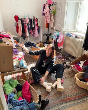 Klára Vytisková Instagram - Třídim dětskou sekci v našem sekáči💁🏻‍♀️👡👗🙃Rozhodli jsme se opět otevřít dveře našeho dočasnýho Second Handu ve Mlýně, už ode dneška do neděle! Výtěžek této podzimní edice půjde na rekonstrukci zahrady a hřiště únětické školy Hnízdo🦉Přijďte si vyladit podzimní šatník! Dost možná nasadim i zástěru a upeču vám koláč😘💁🏻‍♀️🥧 Pivo berte naproti U Lasíků😀
Kde?
Tiché Údolí 11/4, Únětice
/vchod pod šedou lávkou/
Otevírací doba:
21.-23.10.
pátek 14:00 - 19:00 
sobota 11:00 - 19:00
neděle 11:00 - 19:00