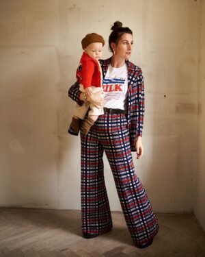 Klára Vytisková Instagram - Alfons a já máme s vánočnim stylingem jasno🎄💫
Btw.: tenhle kluk je nejlepší dárek roku 2021🎁❤️ 
Foto: @vladokniz 
Styling: @kytka79 
Make Up: Kamila Štanclová
Modely: @alois_ficek_s @kuzmarkt_ @wildmoon.cz @levis_czechia