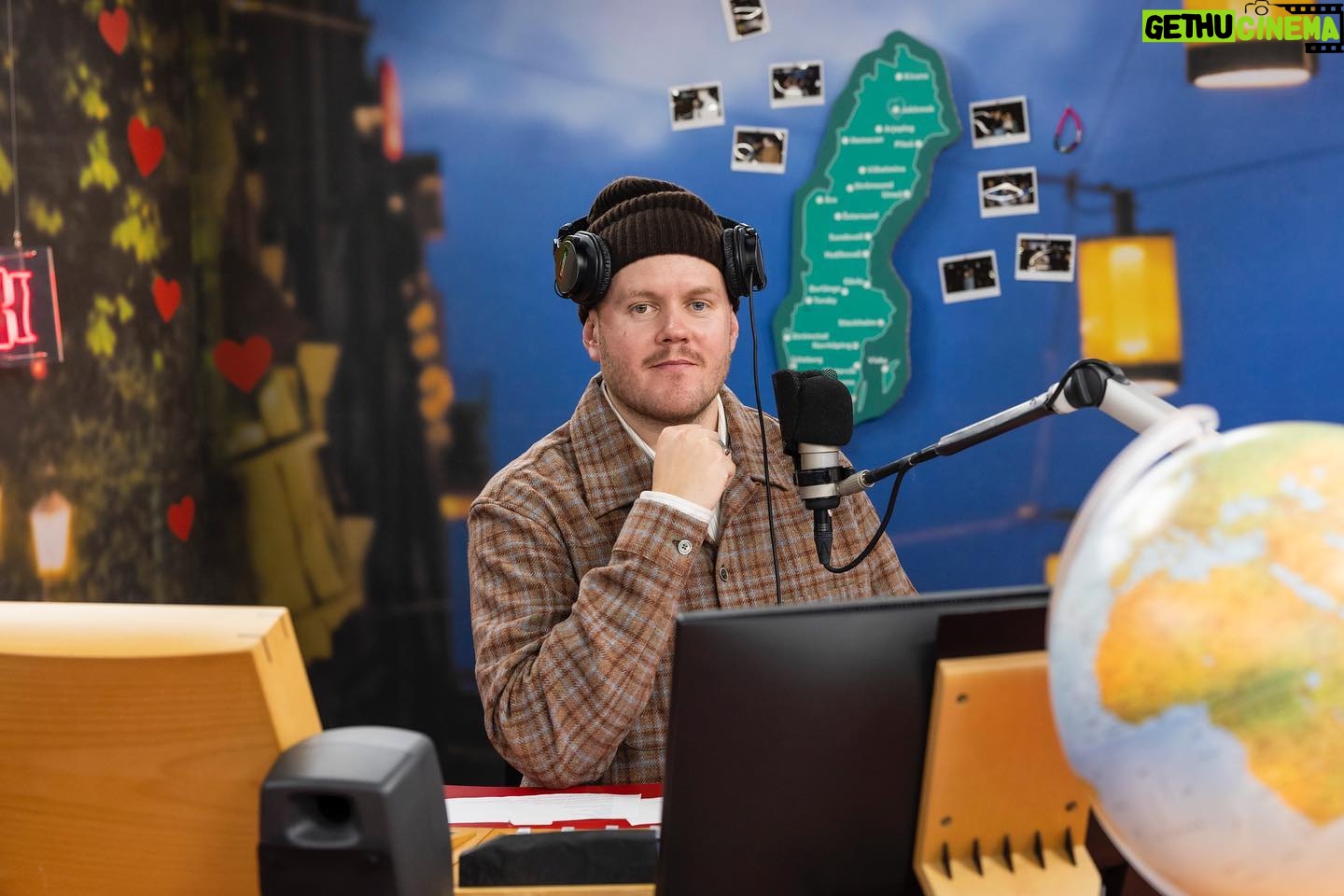 Klas Eriksson - 22.5K Likes - Vilken wowig och hƤrlig vecka jag har fƄtt ha med dessa fina mƤnniskor. Jag vill tacka alla er som stƶttar och skickar kƤrlek till oss i buren. Ni Ƥr helt fantastiska och jag blir sƄ glad ƶver era meddelanden och kƤrlek som ni skickar! Nu Ƥr det bara tvƄ dagar kvar sƄ hƤng med oss hela vƤgen in i mƄl. Ni Ƥr bƤst!