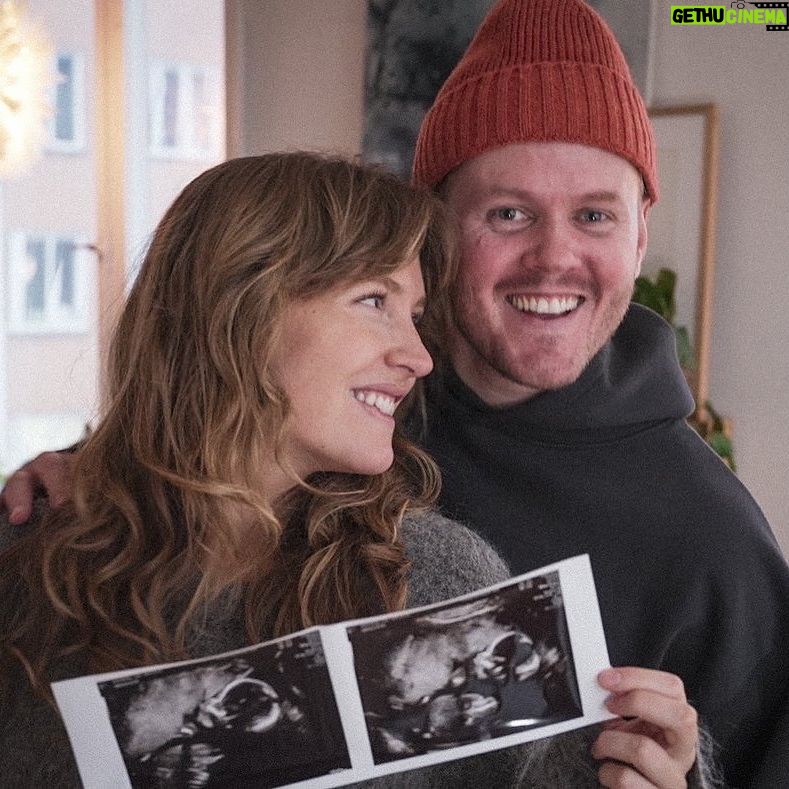 Klas Eriksson - 156.4K Likes - Kolla, det är en liten knodd i magen och vi ska bli föräldrar om allt går som det ska ❤️🥰
Vilken wowig känsla!
Är så tacksam och glad 🙏