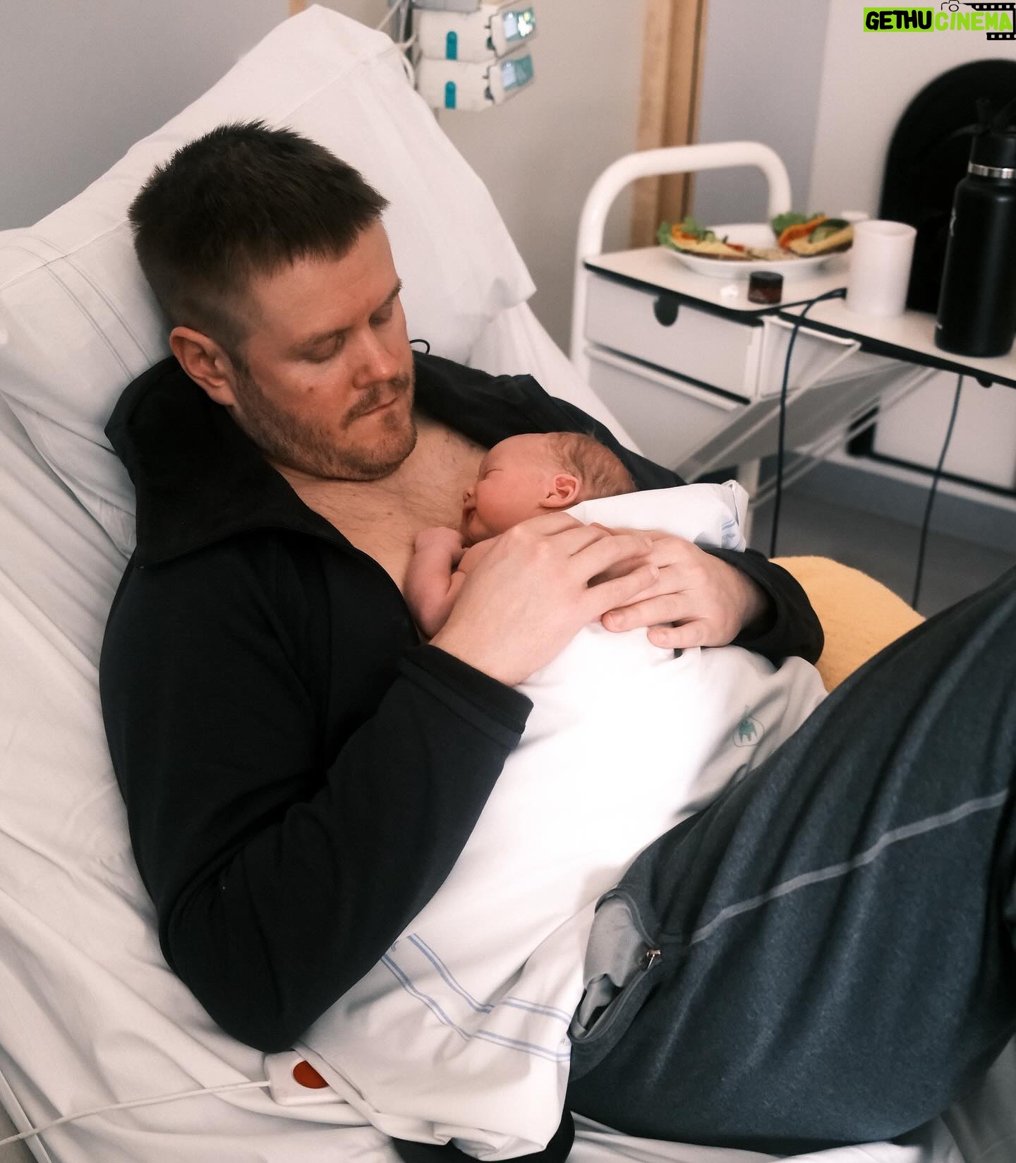 Klas Eriksson - 333.8K Likes - Välkommen till världen lillebror Nils ❤️
Den 19 mars kom våran son Nils till oss här på jorden.
Känner en sådan otrolig lycka och tacksamhet för att allt gått så bra och att du äntligen är här med oss och mår bra.
Även om graviditet och förlossning var kantad av ständig oro och rädsla.
Min son. Mitt andra barn. Att få höra ditt skrik under födseln är det mest förlösande jag varit med om. En sådan lättnad.
Jag är så tacksam över att vi vågade igen och att vi äntligen fick träffa dig.
Sorgen efter storasyster Elsa som vi förlorade förra året lever kvar med oss varje dag och ett nytt barn kommer aldrig ersätta ett annat.
Men efter ett år med oändlig sorg och förtvivlan så känner jag just idag en enorm glädje för att Nils är här i våran lilla familj.