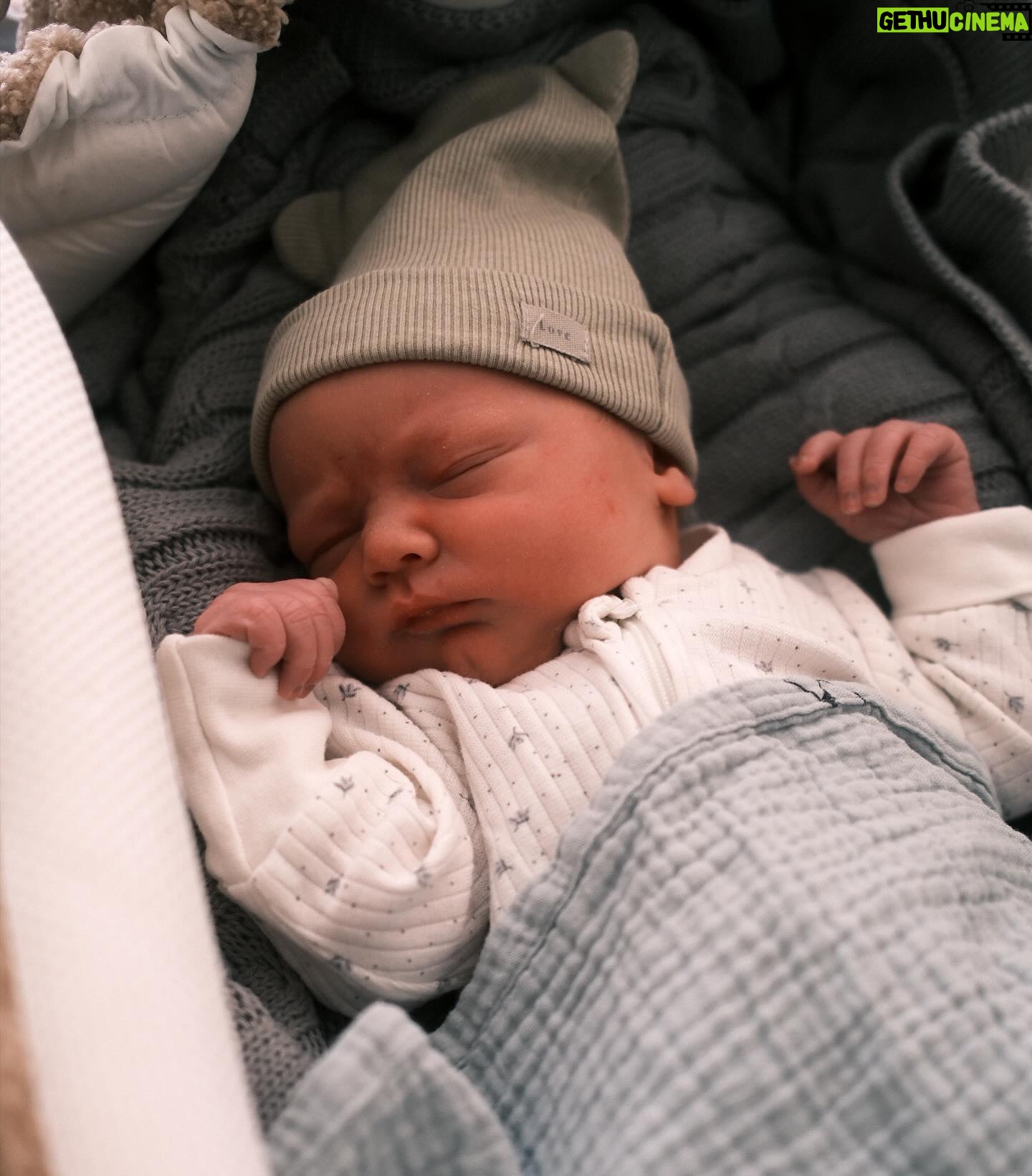 Klas Eriksson - 333.8K Likes - Välkommen till världen lillebror Nils ❤️
Den 19 mars kom våran son Nils till oss här på jorden.
Känner en sådan otrolig lycka och tacksamhet för att allt gått så bra och att du äntligen är här med oss och mår bra.
Även om graviditet och förlossning var kantad av ständig oro och rädsla.
Min son. Mitt andra barn. Att få höra ditt skrik under födseln är det mest förlösande jag varit med om. En sådan lättnad.
Jag är så tacksam över att vi vågade igen och att vi äntligen fick träffa dig.
Sorgen efter storasyster Elsa som vi förlorade förra året lever kvar med oss varje dag och ett nytt barn kommer aldrig ersätta ett annat.
Men efter ett år med oändlig sorg och förtvivlan så känner jag just idag en enorm glädje för att Nils är här i våran lilla familj.