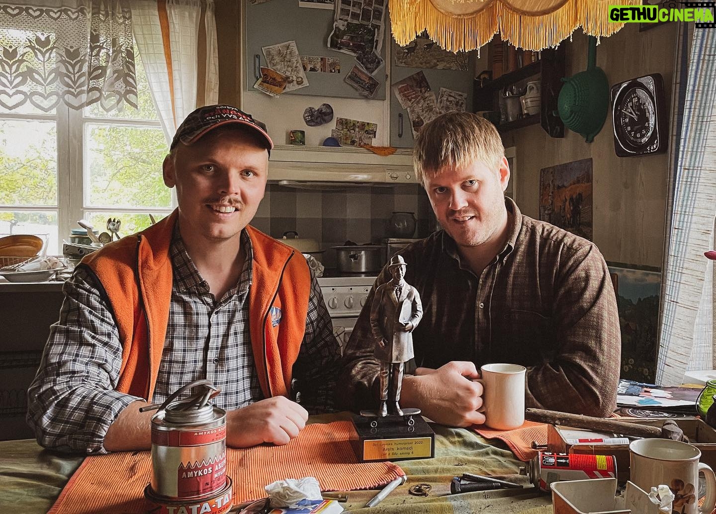 Klas Eriksson - 53.2K Likes - Gud förbannat!
Kan inte tro det är sant men vi vann årets komedi på svenska humorgalan igår.
Tack så hemskt mycket till alla ni som jobbat med Leif och Billy och ni som orkar kolla på oss säsong efter säsong.
Tack!