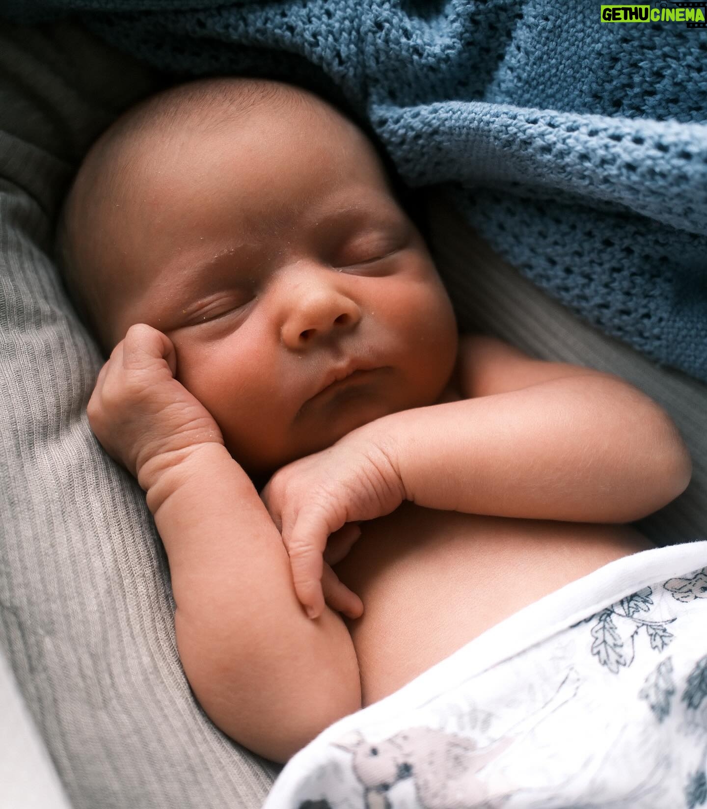Klas Eriksson - 333.8K Likes - Välkommen till världen lillebror Nils ❤️
Den 19 mars kom våran son Nils till oss här på jorden.
Känner en sådan otrolig lycka och tacksamhet för att allt gått så bra och att du äntligen är här med oss och mår bra.
Även om graviditet och förlossning var kantad av ständig oro och rädsla.
Min son. Mitt andra barn. Att få höra ditt skrik under födseln är det mest förlösande jag varit med om. En sådan lättnad.
Jag är så tacksam över att vi vågade igen och att vi äntligen fick träffa dig.
Sorgen efter storasyster Elsa som vi förlorade förra året lever kvar med oss varje dag och ett nytt barn kommer aldrig ersätta ett annat.
Men efter ett år med oändlig sorg och förtvivlan så känner jag just idag en enorm glädje för att Nils är här i våran lilla familj.