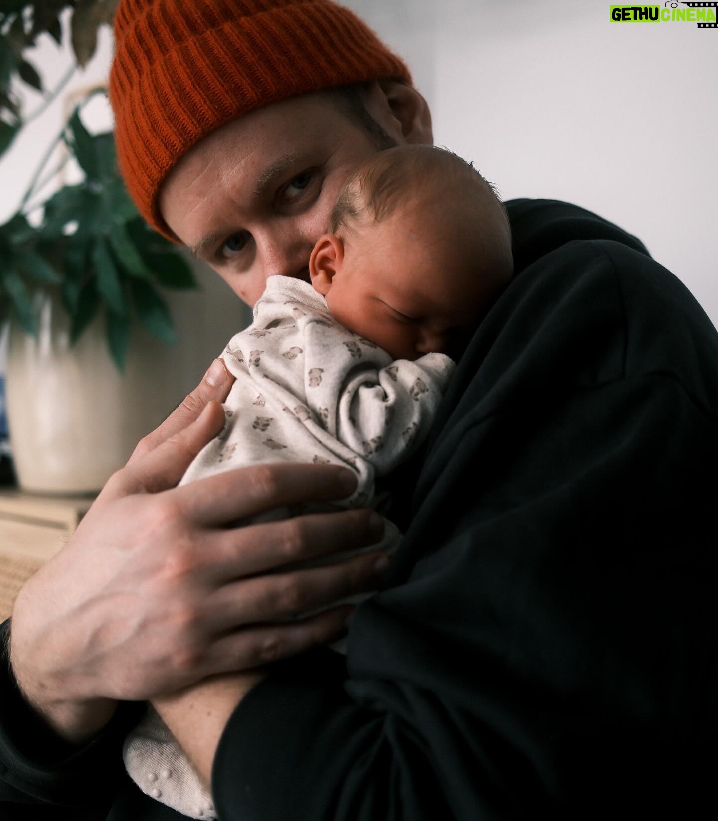Klas Eriksson - 333.8K Likes - Välkommen till världen lillebror Nils ❤️
Den 19 mars kom våran son Nils till oss här på jorden.
Känner en sådan otrolig lycka och tacksamhet för att allt gått så bra och att du äntligen är här med oss och mår bra.
Även om graviditet och förlossning var kantad av ständig oro och rädsla.
Min son. Mitt andra barn. Att få höra ditt skrik under födseln är det mest förlösande jag varit med om. En sådan lättnad.
Jag är så tacksam över att vi vågade igen och att vi äntligen fick träffa dig.
Sorgen efter storasyster Elsa som vi förlorade förra året lever kvar med oss varje dag och ett nytt barn kommer aldrig ersätta ett annat.
Men efter ett år med oändlig sorg och förtvivlan så känner jag just idag en enorm glädje för att Nils är här i våran lilla familj.