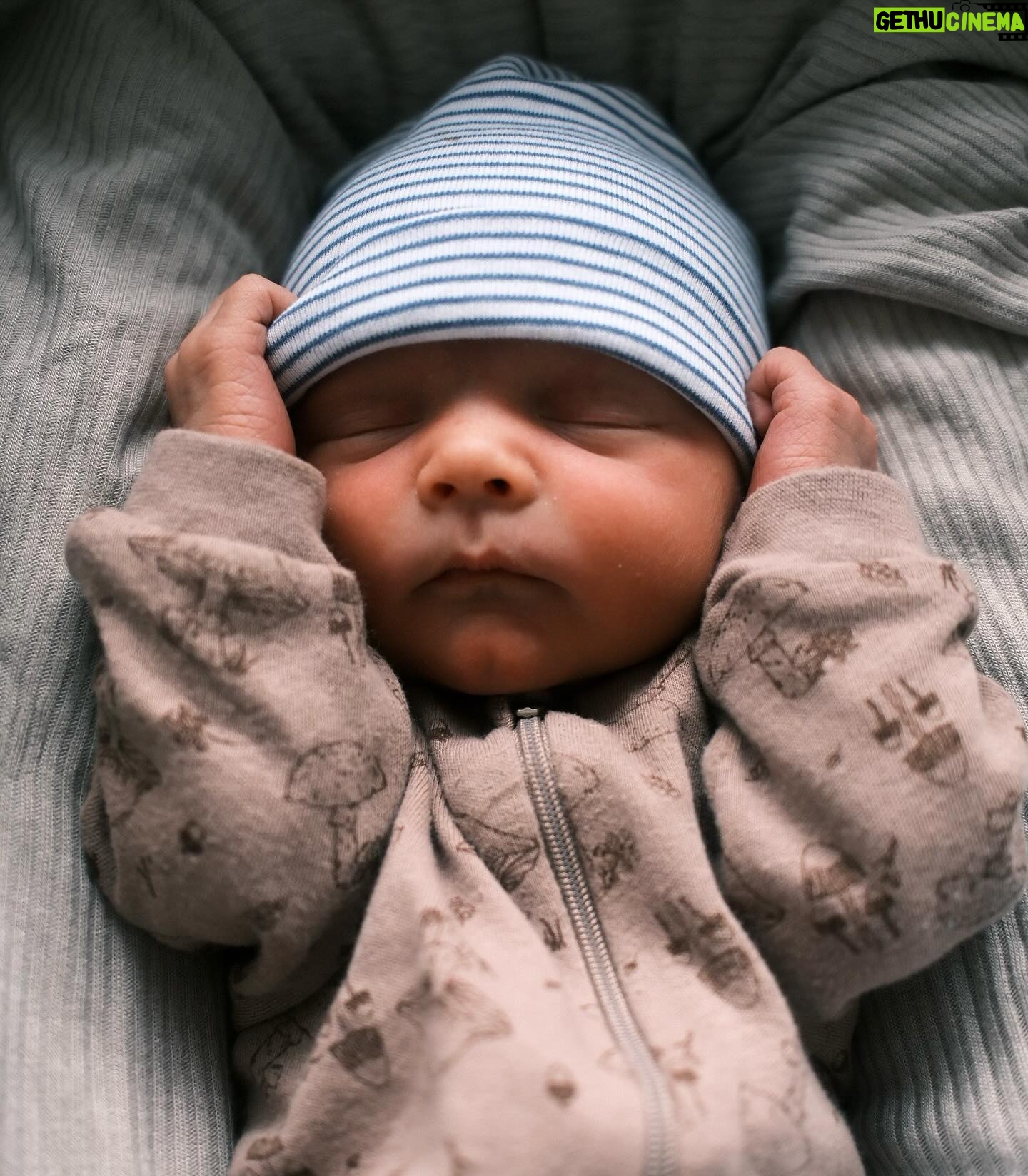 Klas Eriksson - 333.8K Likes - Välkommen till världen lillebror Nils ❤️
Den 19 mars kom våran son Nils till oss här på jorden.
Känner en sådan otrolig lycka och tacksamhet för att allt gått så bra och att du äntligen är här med oss och mår bra.
Även om graviditet och förlossning var kantad av ständig oro och rädsla.
Min son. Mitt andra barn. Att få höra ditt skrik under födseln är det mest förlösande jag varit med om. En sådan lättnad.
Jag är så tacksam över att vi vågade igen och att vi äntligen fick träffa dig.
Sorgen efter storasyster Elsa som vi förlorade förra året lever kvar med oss varje dag och ett nytt barn kommer aldrig ersätta ett annat.
Men efter ett år med oändlig sorg och förtvivlan så känner jag just idag en enorm glädje för att Nils är här i våran lilla familj.