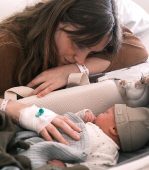 Klas Eriksson Instagram - Välkommen till världen lillebror Nils ❤️

Den 19 mars kom våran son Nils till oss här på jorden. 
Känner en sådan otrolig lycka och tacksamhet för att allt gått så bra och att du äntligen är här med oss och mår bra. 
Även om graviditet och förlossning var kantad av ständig oro och rädsla. 
Min son. Mitt andra barn. Att få höra ditt skrik under födseln är det mest förlösande jag varit med om. En sådan lättnad.
Jag är så tacksam över att vi vågade igen och att vi äntligen fick träffa dig. 
Sorgen efter storasyster Elsa som vi förlorade förra året lever kvar med oss varje dag och ett nytt barn kommer aldrig ersätta ett annat. 
Men efter ett år med oändlig sorg och förtvivlan så känner jag just idag en enorm glädje för att Nils är här i våran lilla familj.