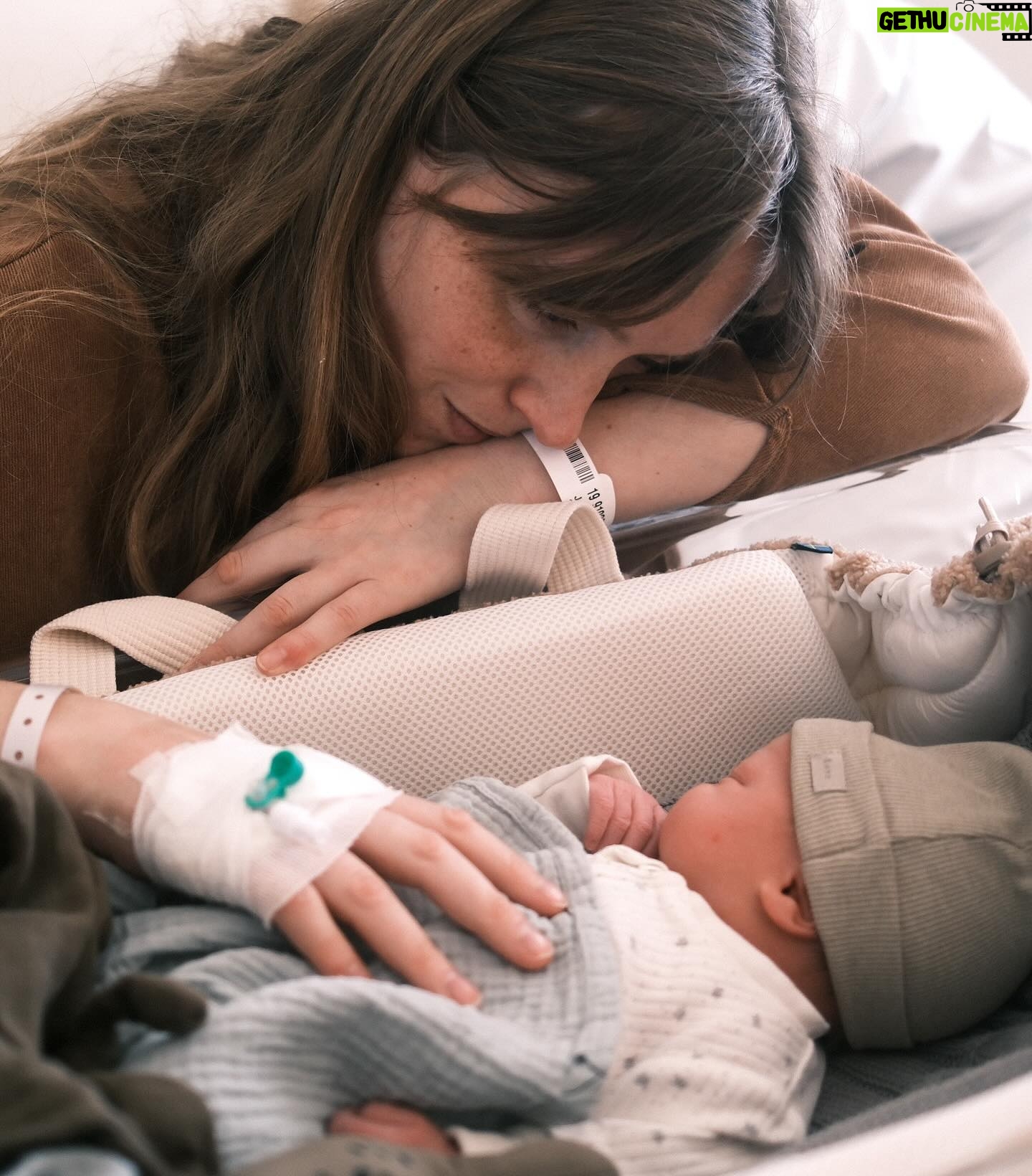 Klas Eriksson - 333.8K Likes - Välkommen till världen lillebror Nils ❤️
Den 19 mars kom våran son Nils till oss här på jorden.
Känner en sådan otrolig lycka och tacksamhet för att allt gått så bra och att du äntligen är här med oss och mår bra.
Även om graviditet och förlossning var kantad av ständig oro och rädsla.
Min son. Mitt andra barn. Att få höra ditt skrik under födseln är det mest förlösande jag varit med om. En sådan lättnad.
Jag är så tacksam över att vi vågade igen och att vi äntligen fick träffa dig.
Sorgen efter storasyster Elsa som vi förlorade förra året lever kvar med oss varje dag och ett nytt barn kommer aldrig ersätta ett annat.
Men efter ett år med oändlig sorg och förtvivlan så känner jag just idag en enorm glädje för att Nils är här i våran lilla familj.