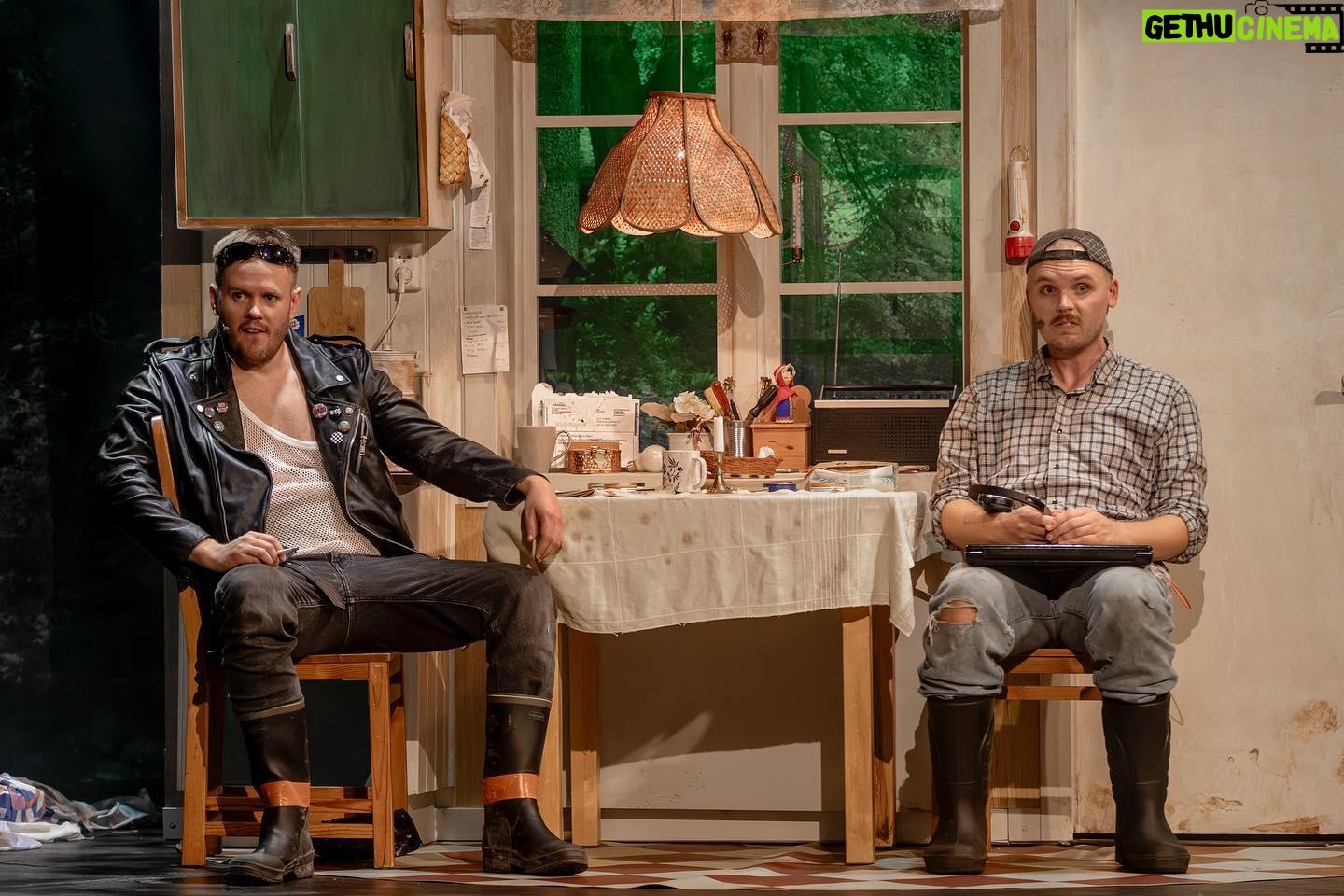 Klas Eriksson - 36.6K Likes - Igår hade vi premiär för våran show på @scalateatern 🔥
Så otroligt roligt att få vara igång och möta en sådan glad och härlig publik. Så kul att så många kom och tittade på vårt tokeri! Tack till alla som kom och tack till alla ni som jobbar med oss. Får nypa mig i armen lite! ❤️