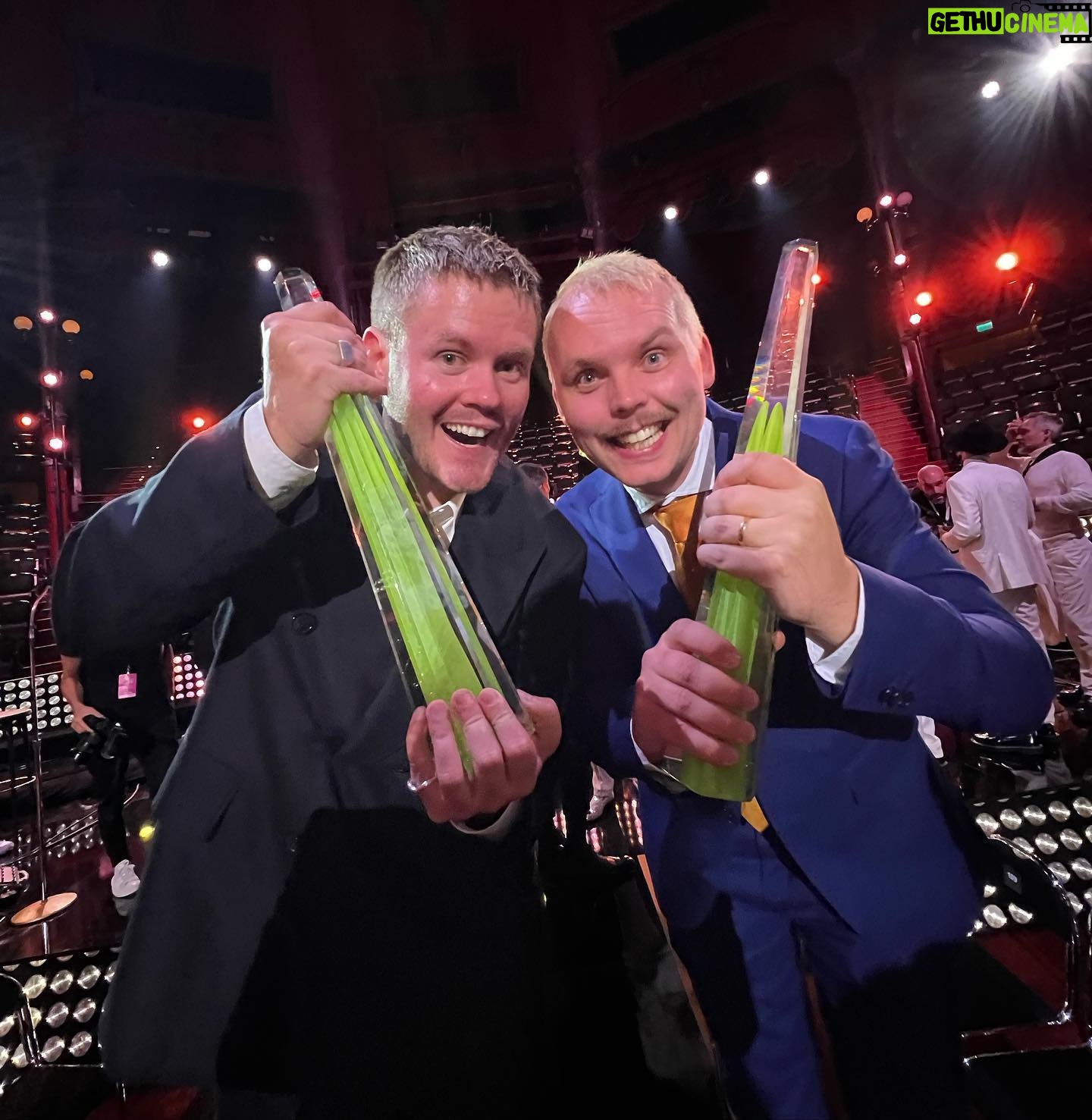 Klas Eriksson - 93.5K Likes - Två kristaller! Att få ta emot en för Leif och Billy med min absolut bästa vän gör mig så glad i hjärtat. Sen få ta emot en till för min insats i musikhjälpen också. Det hade jag aldrig kunnat tro! Det har varit en kämpig tid och det känns så fint att få ta emot det här priset idag!
Så tack till alla er som har röstat och tack till @tinamehrafzoon och @oscarzia som gjorde det här tillsammans med mig ❤️