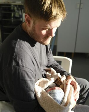 Klas Eriksson Instagram - Våran ängel Elsa 👼 (OBS, läs texten snälla)

Den 26 april 12:25 kom våran underbara dotter Elsa till oss här på jorden. 
Hon är det finaste och vackraste jag någonsin skådat. 
Men tyvärr så var vår lilla Elsa tvungen att lämna oss alldeles för tidigt. 
Vi är kvar med en djup sorg i en bottenlös mardröm som är svår att förstå sig på. 

Jag har tänkt så mycket på när du skulle komma till oss. 
Hur vi skulle leka tillsammans. Hur din lilla hand greppar om mina fingrar. Hur jag stolt skulle ge mig ut i världen och visa upp dig för alla jag känner och all min kärlek som jag sparat till just dig. 
Alla dom bilderna som jag tagit mig friheten att skapa får jag nu försiktigt plocka tillbaka. En efter en. 
Jag förstår att jag inte kommer kunna leka med dig som andra föräldrar gör med sina barn. 

Men i all sorg så finns det något som är så vackert och jag vill att alla ska veta att du är det absolut största som har hänt mig och jag är så otroligt stolt och över att få vara just din pappa och jag är så oändligt tacksam över att få just dig som dotter Elsa 👼❤️

Du strålar som en stjärna på natten,
En evig gnista som aldrig kommer att släckas,
Och när vi tittar upp mot universums djup,
Ser vi din glittrande själ och din skönhet.
Elsa, vårt änglabarn, vår älskade vän,
Du har gått bort, men du är inte borta,
För i varje blomma som blommar på marken,
I varje vindpust som blåser och sjunger sin sång,
Finns du där, i allt som är och allt som kommer att vara.

Jag älskar dig så att mitt hjärta spricker och du finns alltid med mig och jag kommer alltid minnas dig med gränslös kärlek och respekt.

Jag älskar dig, min dotter Elsa ❤️👼