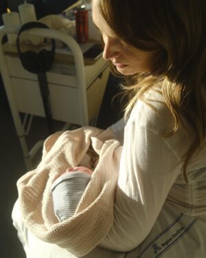 Klas Eriksson Instagram - Våran ängel Elsa 👼 (OBS, läs texten snälla)

Den 26 april 12:25 kom våran underbara dotter Elsa till oss här på jorden. 
Hon är det finaste och vackraste jag någonsin skådat. 
Men tyvärr så var vår lilla Elsa tvungen att lämna oss alldeles för tidigt. 
Vi är kvar med en djup sorg i en bottenlös mardröm som är svår att förstå sig på. 

Jag har tänkt så mycket på när du skulle komma till oss. 
Hur vi skulle leka tillsammans. Hur din lilla hand greppar om mina fingrar. Hur jag stolt skulle ge mig ut i världen och visa upp dig för alla jag känner och all min kärlek som jag sparat till just dig. 
Alla dom bilderna som jag tagit mig friheten att skapa får jag nu försiktigt plocka tillbaka. En efter en. 
Jag förstår att jag inte kommer kunna leka med dig som andra föräldrar gör med sina barn. 

Men i all sorg så finns det något som är så vackert och jag vill att alla ska veta att du är det absolut största som har hänt mig och jag är så otroligt stolt och över att få vara just din pappa och jag är så oändligt tacksam över att få just dig som dotter Elsa 👼❤️

Du strålar som en stjärna på natten,
En evig gnista som aldrig kommer att släckas,
Och när vi tittar upp mot universums djup,
Ser vi din glittrande själ och din skönhet.
Elsa, vårt änglabarn, vår älskade vän,
Du har gått bort, men du är inte borta,
För i varje blomma som blommar på marken,
I varje vindpust som blåser och sjunger sin sång,
Finns du där, i allt som är och allt som kommer att vara.

Jag älskar dig så att mitt hjärta spricker och du finns alltid med mig och jag kommer alltid minnas dig med gränslös kärlek och respekt.

Jag älskar dig, min dotter Elsa ❤️👼