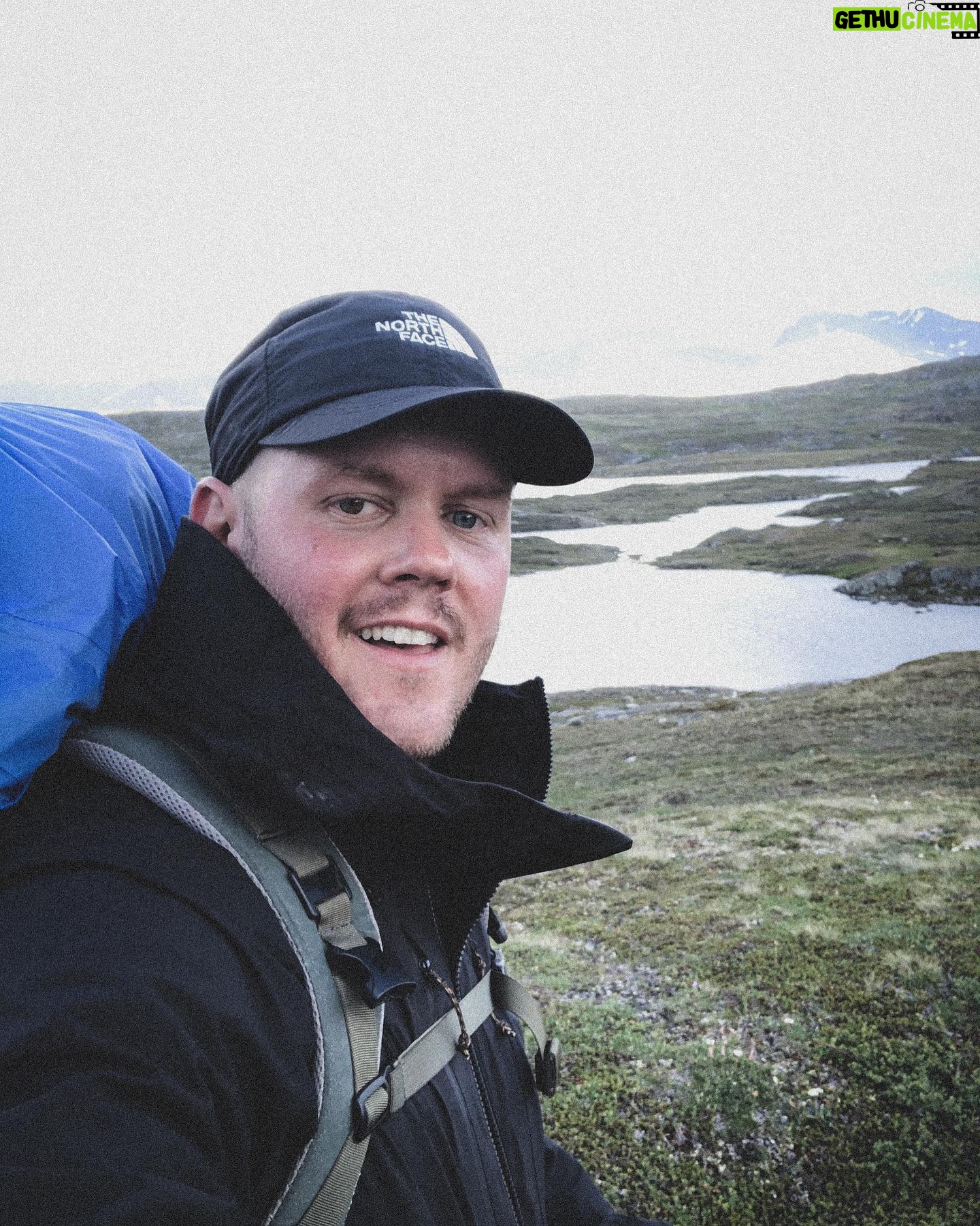Klas Eriksson - 53.8K Likes - Hej!
Nu ska jag ta bort sociala medier och en massa andra appar under 30 dagar då jag upplever att det tar upp mycket av min tid och fokus.
Jag är så nyfiken på att se vad ett mindre telefonanvändande kan göra med mitt mående.
Med det sagt så når man nu mig bäst genom ett telefonsamtal eller ett mail.
Ha det gott så länge! Hoppas alla får en fin start på det nya året ❤️🙏
