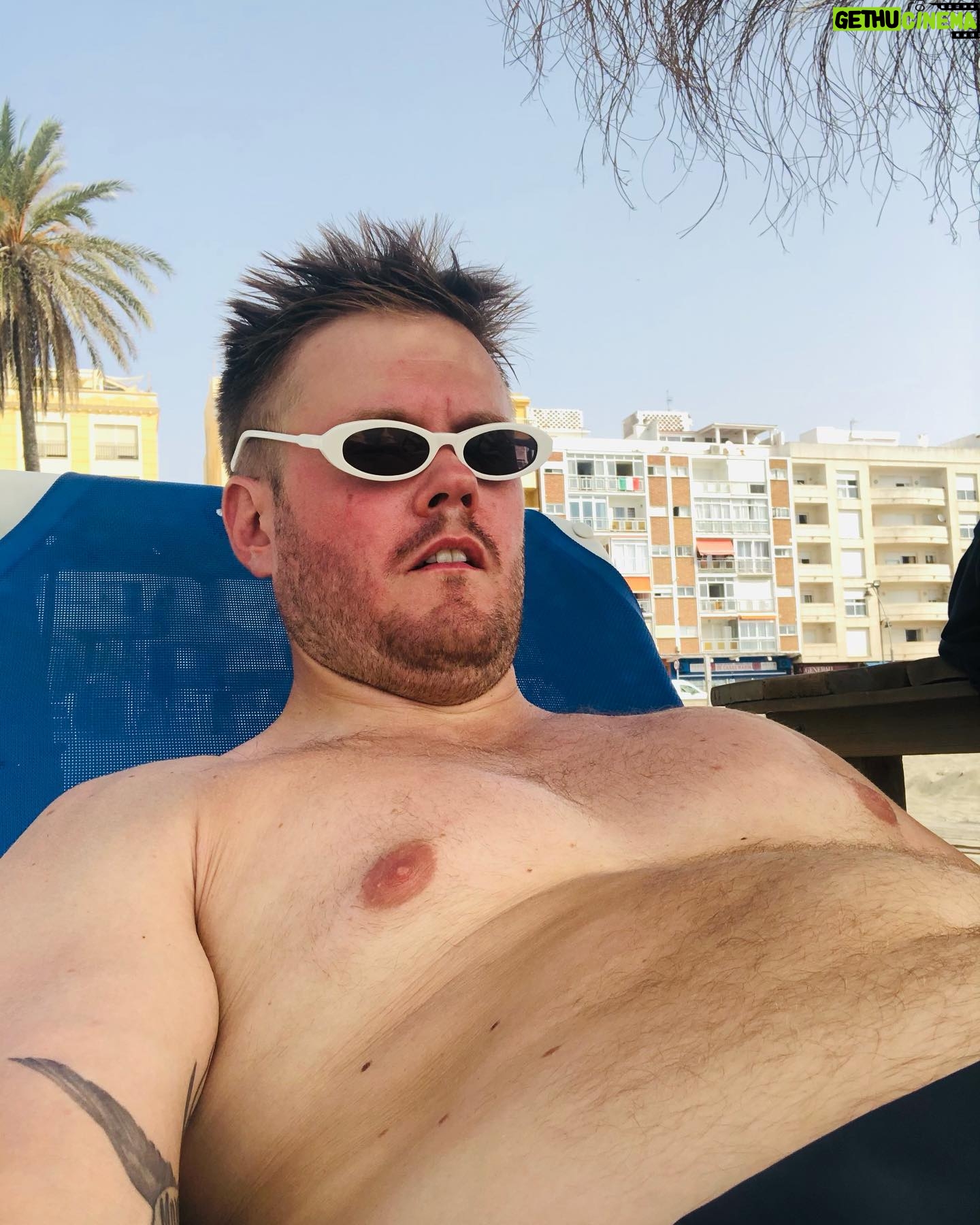 Klas Eriksson - 62.7K Likes - Hola vacaciones por favor