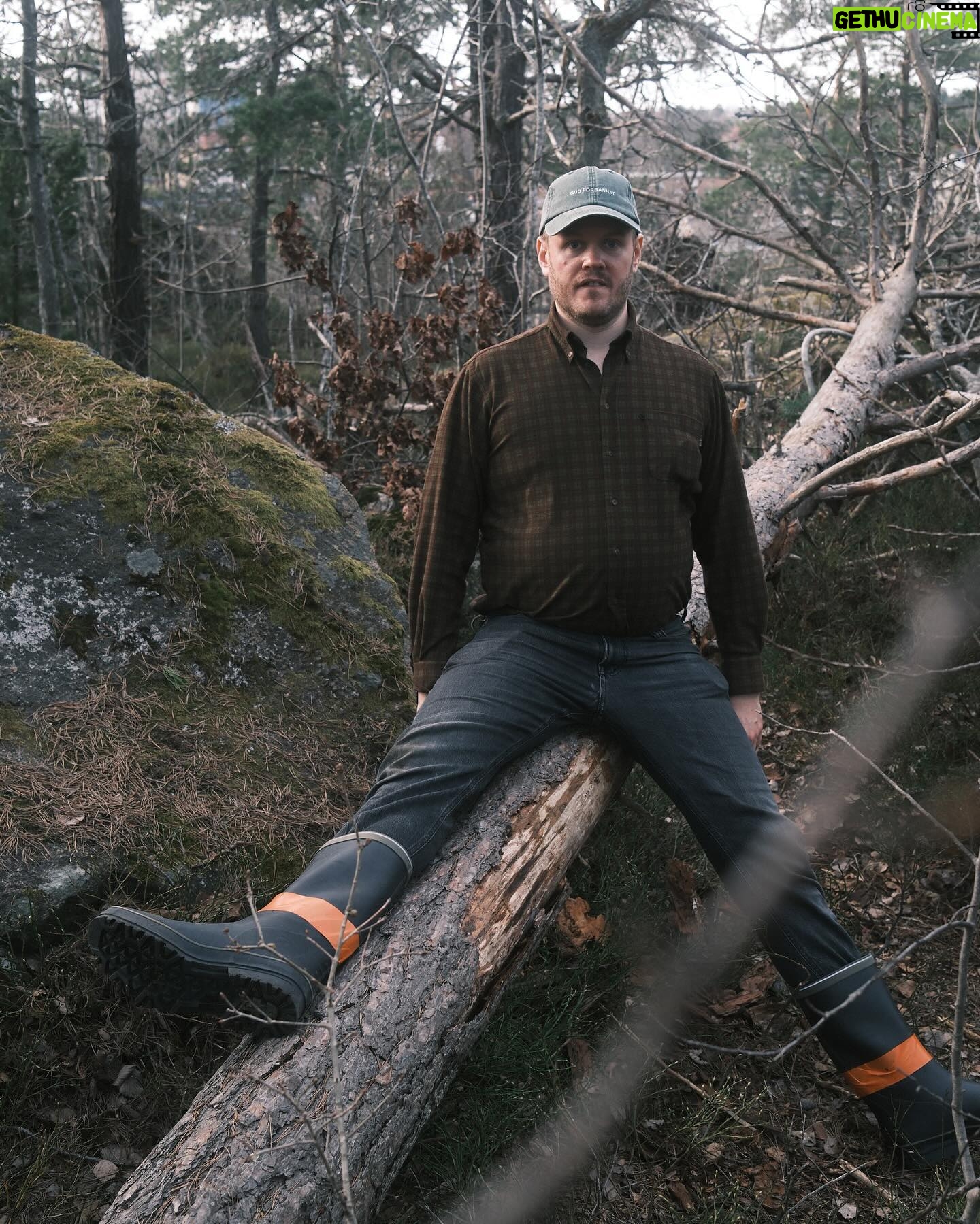 Klas Eriksson - 56.1K Likes - Leif & Billy har byggt en keps! 🌲
Och den är gud förbannat snygg!
Det finaste av allt är att den kan bli din nu 🙌
Den finns nämligen köpa på leifochbillyshop.se (länk i profilen) 🙌
Folk har i många år frågat efter Merch och vi med våra ärthjärnor har lyssnat till slut. Finns att köpa i begränsad upplaga. (Reklam för egen verksamhet)