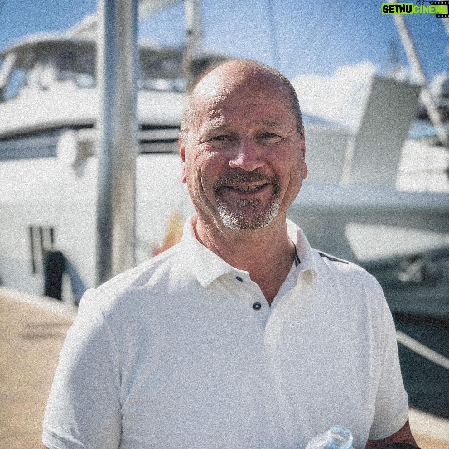 Klas Eriksson - 25K Likes - Jag skulle vilja tacka det hƤr underbara gƤnget som jag fick segla ƶver Atlanten med. Ćven hela kamerateamet som pĆ„ nĆ„got magiskt sƤtt lyckades fĆ„nga allt pĆ„ bild ocksĆ„. Magiska mƤnniskor š
Sen vill jag skicka ett extra stort tack och kram till Gurra som lyckades ta ett gƤng grƶngƶlingar hela vƤgen fram i ett stycke! Otroligt imponerad ƶver kunskaperna den mannen besitter! Stort tack till alla inblandade! ā¤ļøšā¤ļø
