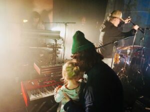 Klô Pelgag Instagram - Tout ça avec 🥝

Photo 1- @marcetiennemongrain été 2021 vers Tadoussac
Photo 2- été 2022 power moms dans le Bas-du-Fleuve 
Photo 3- décembre 2021 en France
Photo 5- décembre 2021 à Paris
Photo 6- tournage du vidéoclip de la chanson Mélamine
Photo 7- le jour du lancement pandémique de NDD7D à Lavaltrie

Admiration envers toutes les mères en tournée 🌹