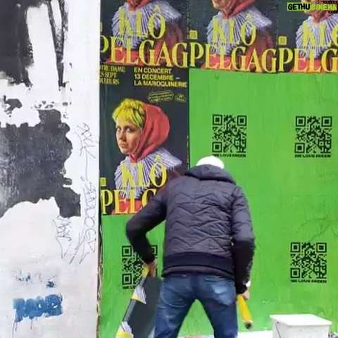 Klô Pelgag - 1.9K Likes - Lundi c’est enfin le grand retour sur Paris. J’y serai avec mon aligot et mes pots pour terminer ces sept premières dates de façon broilesque. Venez pendant que la vie est là ⚽️⚽️⚽️ (petit emoji de foot pour attirer l’oeil français (allez les bleus)) ❤️🔥
