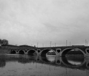 Klô Pelgag Instagram - Toulouse, c’est la première fois que j’ai le temps de visiter un peu. J’adore et j’ai une petite obsession pour les arches. À demain, au Rex! 🌰🎠🏰