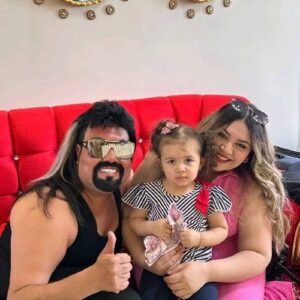 Kobra Murat Instagram - Prenses torunum kraliçe ceylin alanur şifa sultan gelinim sevinç sultan seviyorum sizi babaaamm @sevinceylindivandiler kobra murat tan sevgiler