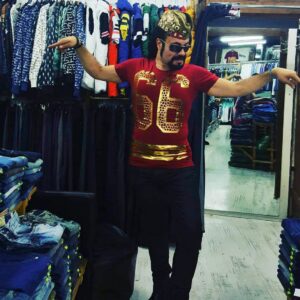 Kobra Murat Instagram - Evet hocaaam kopanzeee yıkılanzeee eğlenceee tavanzeeee kobra murat roman show heryerde hocaaam