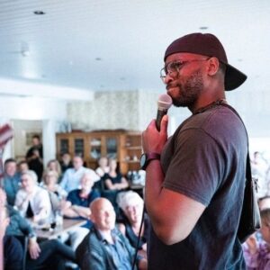 Kodjo Akolor Instagram - Lite bilder från mitt senaste gig på @havspiren i Norrtälje. Jag kommer att köra en del där under sommaren så att allt material är klart inför turnén i höst. Tack till alla som var där i onsdags och tack @jannewesterlund för en jävligt rolig kväll!!!
📸 @ebbarphotography