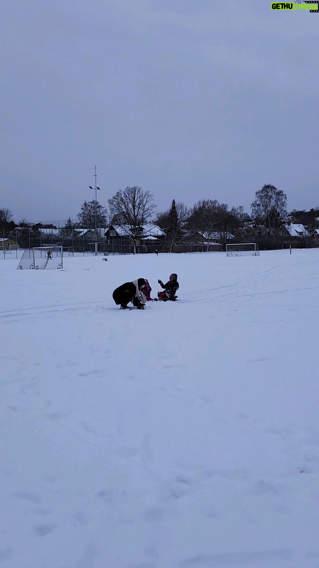 Kodjo Akolor - 1.9K Likes - Inga barn skadades under inspelningen av dagens snöbollskrig!!!