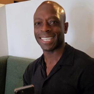 Kodjo Akolor Instagram - Idag blev det middag med @kakolor som fyllde 50 igår! När jag var liten så var det alltid han som tog alla konflikter med större barn och bidrog till att forma mannen som jag är idag. Man väljer inte sin familj, men jag är lyckligt lottad som fick just min storebror till familj. Happy birthday big brother! To many years to come - let's make them golden together ❤️