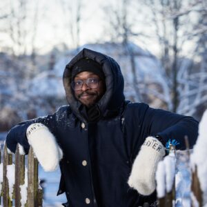 Kodjo Akolor Instagram - Idag kl 13 så kan ni lyssna på mitt Vinterprat i P1 ❄️ Det har varit ett nöje att få göra detta med @fabian_asserback som producent. Jag hoppas att ni gillar och njuter av historien om min pappas resa från Ghana till Sverige - den har inspirerat mig till att tro på att allt är möjligt om man bara vill och jag hoppas att ni som lyssnar finner hans berättelse lika inspirerande och motiverande som den har varit i mitt liv ✨️