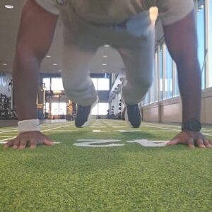 Kodjo Akolor Instagram - Dag 3 på gymmet. Det finns flera saker som jag inte gillar med träning.
1. Träning 
2. Folk som filmar sig själva på gymmet👀
3. Hur jobbigt det är. 
Men jag tänker att jag kanske inspirerar någon av er som följer att haka på min lilla resa. Det handlar absolut inte om vikthets utan snarare det faktum att jag alltid har velat bli mer seriös med min träning. Så jag tänker mig att jag gör det offentligt så att jag blir tvungen att köra på och kanske kanske blir vi flera som mår lite bättre, rör på oss lite mer och kan dela våra erfarenheter här. Så tänk på detta inlägg som ett forum som vi fyller med pepp o kärlek till och för varandra! Nu åker vi #Tränamedkodjo #jobbigtmenviktigt