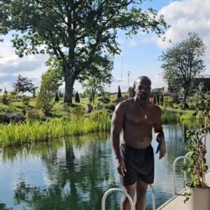 Kodjo Akolor Instagram - Ett meddelande från Ordförande för badkrukornasruksförbund! #simmalugnt #badkruka4life