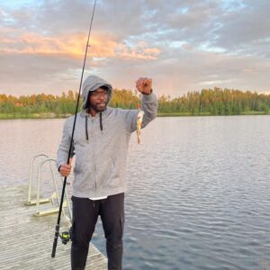 Kodjo Akolor Instagram - Glädjen som ni ser är ett resultat av strid mellan ett monster (fisken i bild var enormt mycket större i verkligheten) och en helt vanlig kille. Efter många om och men, så lyckades jag tillslut få upp denna best (som vägde flera kilo) från sjön. Det jag lärde mig från denna intensiva upplevelse är att när man har kämpat som hårdast för att uppnå sitt mål blir lärdomen resan snarare än destinationen.
P.S. inga fiskar blev skadade under tiden som denna bild togs. Förutom besten som jag fångade, den har nog lite ont i munnen, men kommer säkert att träna stenhårt inför vårt nästa möte. Kodjo vs enorm abborre 1-0.
#fisherman #beastmode