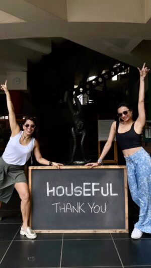 Koel Purie Instagram - Sweet dreams are made of these….
#housefull Bengaluru 
NEXT STOP PRITHVI, Mumbai 
@iradubey 
@laura.clare.woody @thelalitgroup @tiffanyhofstetterofficial @iambossina @melinda__mayor