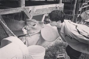 Koji Seto Instagram - 旅に行ったよ。
子牛、可愛かった。

@utsukushii_bstbs
@sirakibokujou