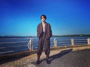 Koji Seto Instagram - 今夜10時30分から日曜ドラマ『霊媒探偵・　#城塚翡翠 』がスタートします！
見てね〜