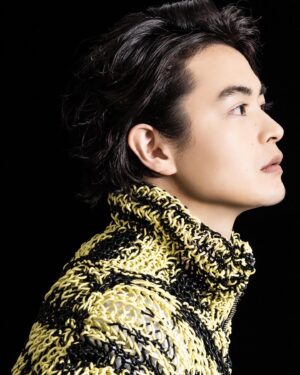 Koji Seto Instagram - 本日発売！
＋act2月号。
載っております。
編集さんが僕の写真集『僕は、僕をまだ知らない』を担当してくださった方で、とても面白い方なんです。
なので撮影中もいつも爆笑していて。
この写真のようなクールな表情は数枚しかないはず...
編集さん、いつもNG写真多くてすんません。