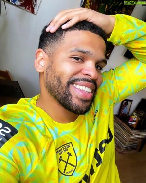 Kola Bokinni Instagram - I’m wearing a football shirt given to me off his back by @lukasz.fabianski after last weeks @westham Vs @arsenal game for #FootballShirtFriday ⚽ which is supporting something very close to my heart ❤️ come join the squad by wearing yours, sharing a pic on social media and if you are able, donating to the Bobby Moore Fund to support life-saving bowel cancer research.   Sign up at:  https://cruk.ink/3Zc1Mjh @cr_uk 

Link in bio 💕