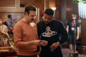 Kola Bokinni Instagram - Ted lasso season 3 episode 6 is out!...Now there will be spoilers I'm sorry but.. don't worry about a thing coz every little thing gonna be alright 🎶 🇳🇱 #tedlasso @appletv