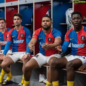 Kola Bokinni Instagram - Ted Lasso episode 5 out now! Without spoiling anything I can safely say the team sits down in the locker room 🔵🔴

  written by the formidable @reallyjamielee 

#tedlasso #seasonthree @appletvplus