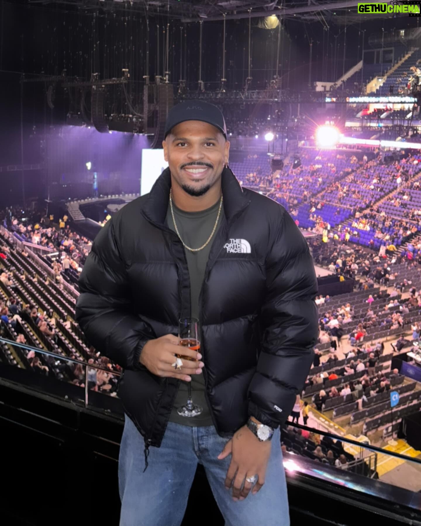 Kola Bokinni - 4.1K Likes - @madonna was pure class! 10/10 📈
Thanks @googlepixel for the invite 🥰
Clobber 👕👖⏱️
@apc_paris
@thenorthface
@omega