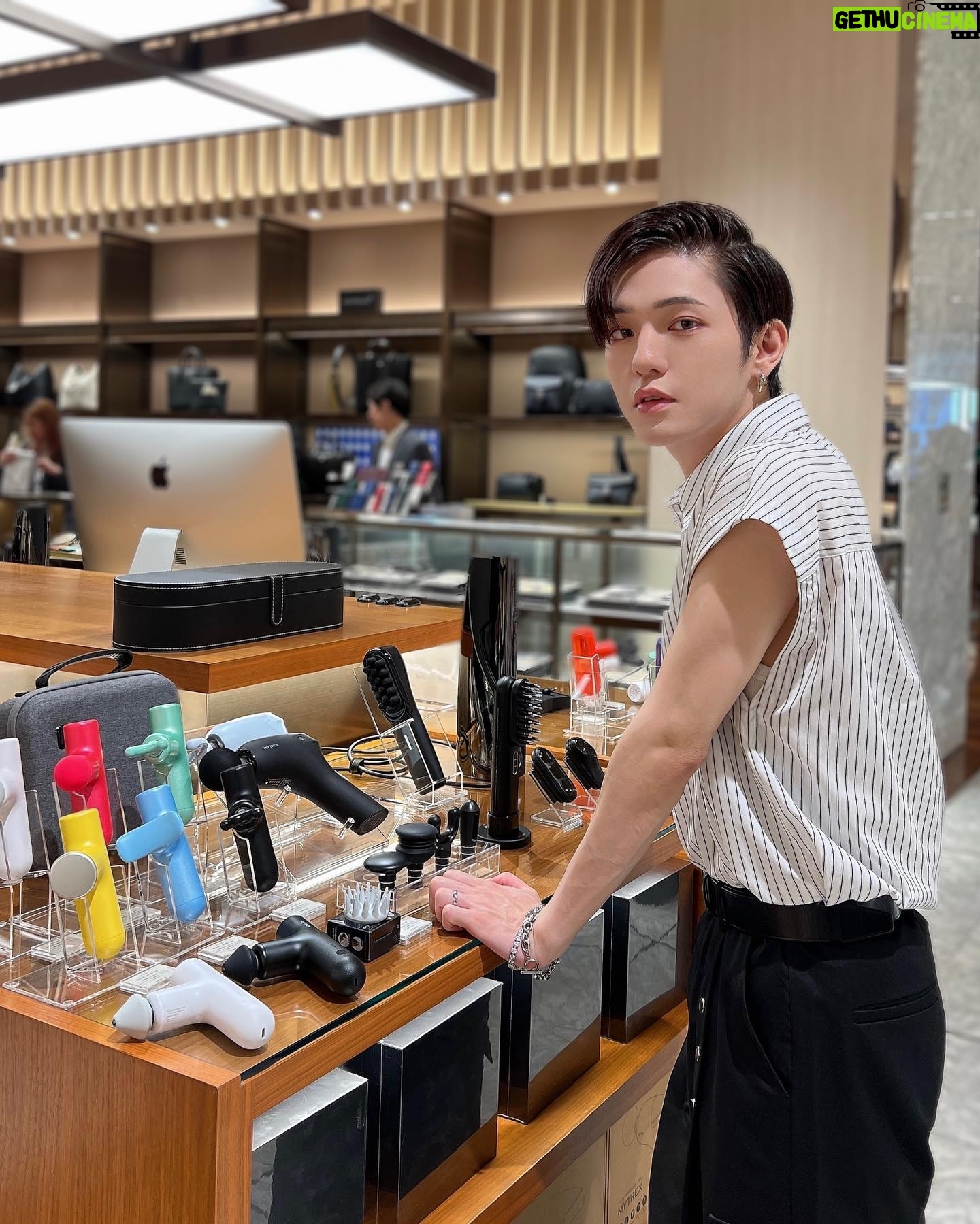 Kondo Yohdi - 1.6K Likes - 8月16日(水)~8月31日(木)まで伊勢丹新宿店
メンズ館1Fコスメティクスで開催されてる
MYTREXのポップアップストアに
お邪魔させていただきました。
ハンディガンのパイオニア的存在のブランド
MYTREXの最新光美容器
ムダ毛&美肌ケアを実現する
「MYTREX MiRAY」を体験してきたよ
これ1台で2役だからめちゃお得感。
ムダ毛ケアは月に数回くらいしか使わないけど
その空いてる間に美肌ケアできるから
凄くいいと思った。全く痛くないし(個人差はある)
気になる人は今無料で体験できるから
ぜひ、行ってみてくださいー!
あとハンディガン小さくても威力すごくて
ライブの時とかにめっちゃいいってなった。
#マイトレックス #PR #ボディケア
#光美容器 #MYTREX #MiRAY