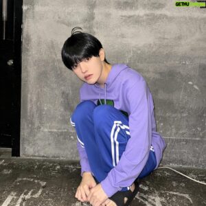 Kondo Yohdi Instagram - HAPPY HALLOWEEN🎃

おそ松さんの一松になったよ〜
いつもと違うテンションの役だったので
ファンの皆に体調悪いの？とか
眠いの？とか聞かれて大変でしたが
役を全うできました。お疲れ様です。笑

サンダルで踊るのも大変だった〜
1日目サンダル飛ばしちゃってごめんね...

きたむーがやってた一松を絶対に
やりたかったからできてすごく嬉しかた。

お尻も出した写真あるけど、
事務所NGかもしれないから確認して
OKだったら載せるね(OKなわけない)
スタンプで隠したらおーけー？

皆はハロウィンなんの仮装する？した？

この投稿もコメント返す！ぜ！

#おそ松さん #おそ松 #一松 #コスプレ
#ハロウィンコスプレ #松野一松コスプレ 
#おそ松さんコスプレ #一松推し